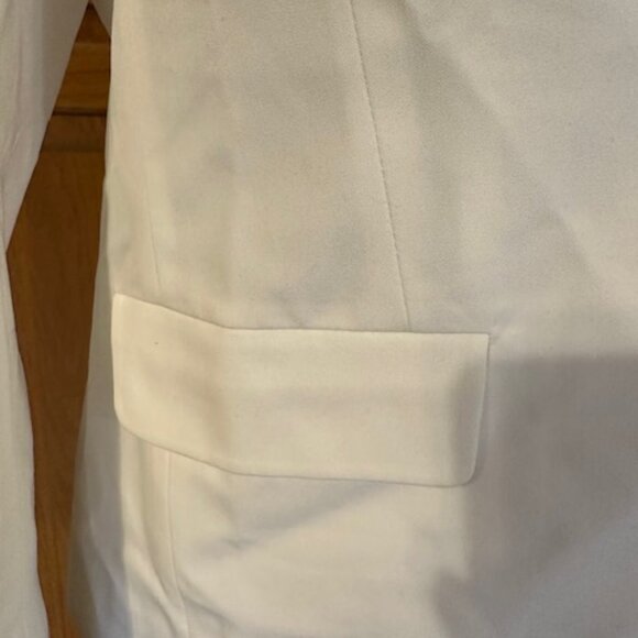 Sophisticated White Blazer with Classic Lapel and Open Front - Picture 11 of 14